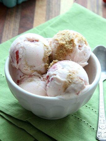 Creamy homemade roasted strawberry cheesecake ice cream recipe from @bakedbyrachel