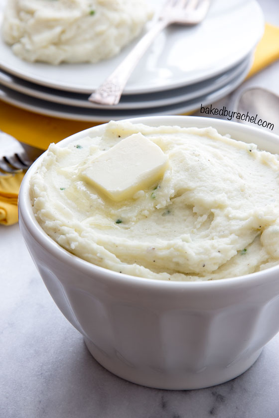 Make holiday meal prep easy with these flavorful make ahead garlic cream cheese mashed potatoes! Recipe at bakedbyrachel.com