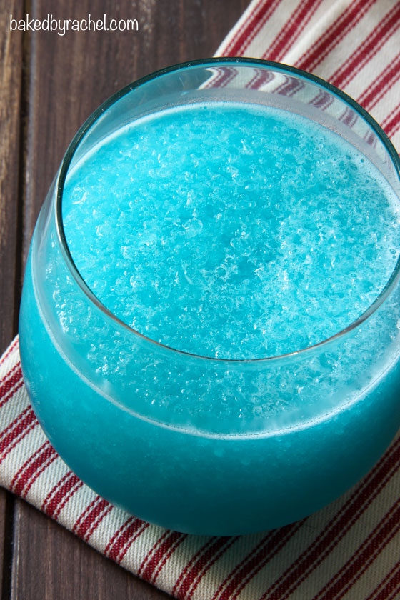 Lemon-Lime Blue Slushie from @bakedbyrachel A fun frozen drink for Summer!