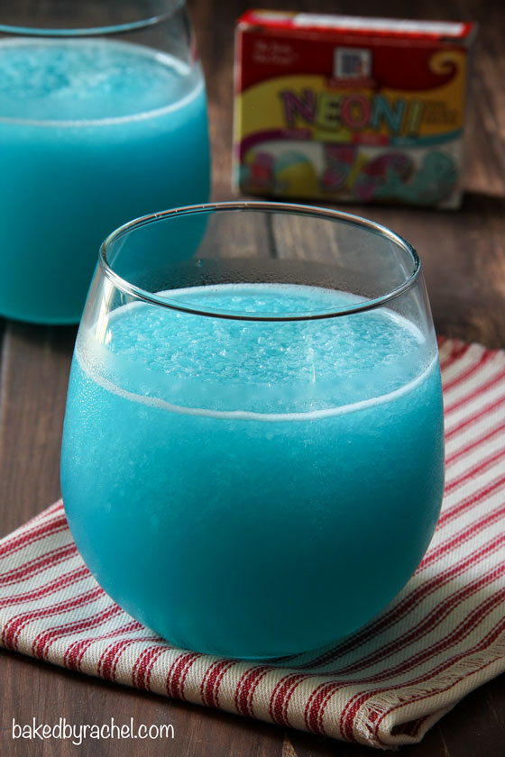 Lemon-Lime Blue Slushie from @bakedbyrachel A fun frozen drink for Summer!