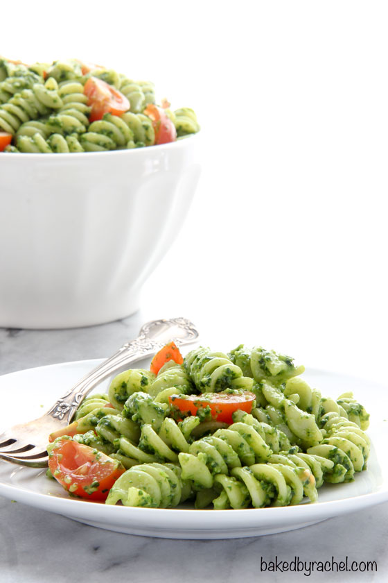 Easy spinach-pesto pasta salad recipe from @bakedbyrachel 