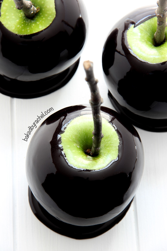 Spooky black caramel apples recipe from @bakedbyrachel Perfect for Halloween!
