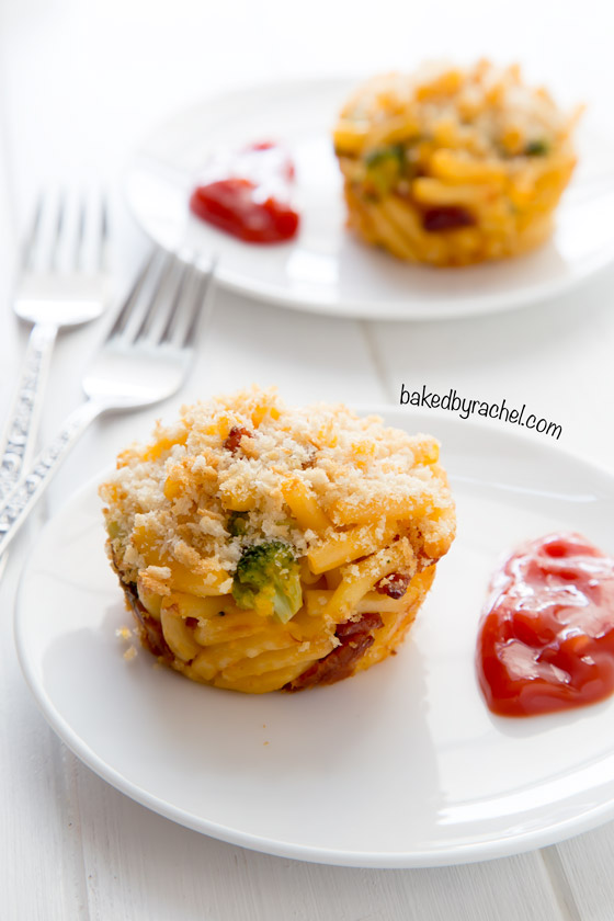 Mac and cheese cups with broccoli and bacon recipe from @bakedbyrachel A fun dinner for the entire family, ready in under 30 minutes!