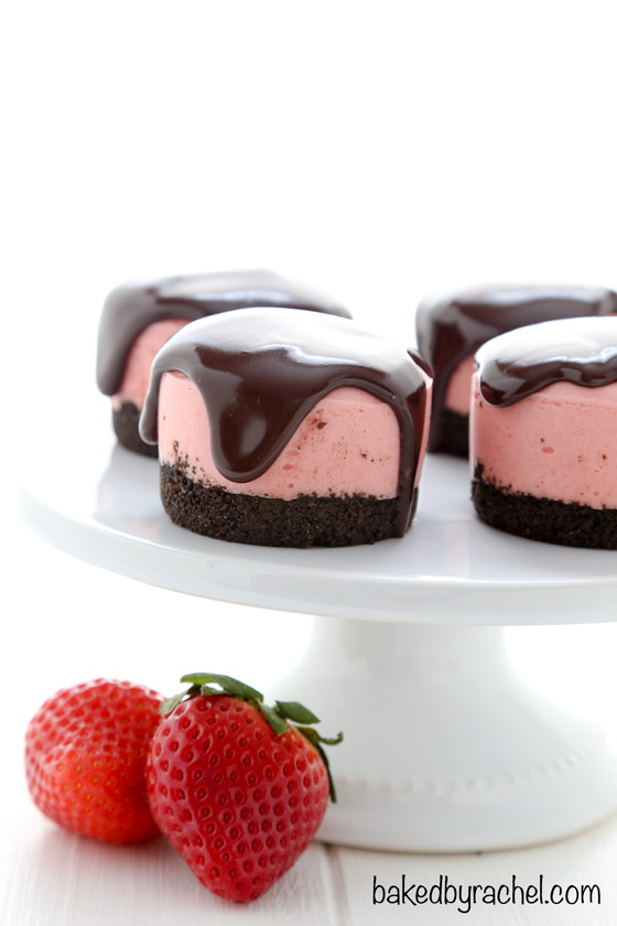 No bake mini strawberry cheesecakes with chocolate ganache. Recipe from @bakedbyrachel