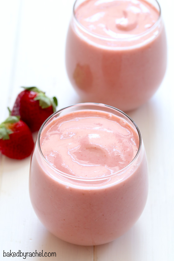 Easy strawberry pineapple smoothie recipe from @bakedbyrachel