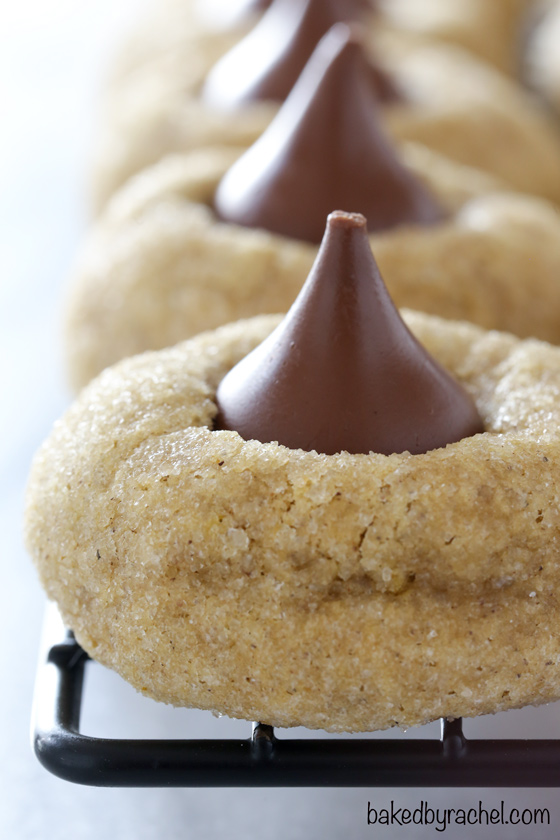 Fluffy spiced pumpkin Kiss cookie recipe from @bakedbyrachel A fun seasonal twist on a classic cookie! 