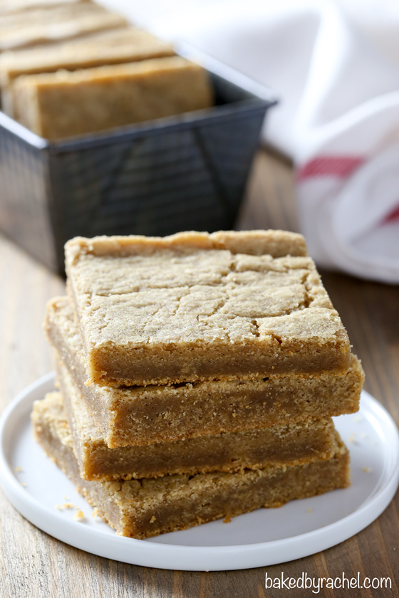 Soft and chewy homemade gingerbread molasses blondie bar recipe from @bakedbyrachel