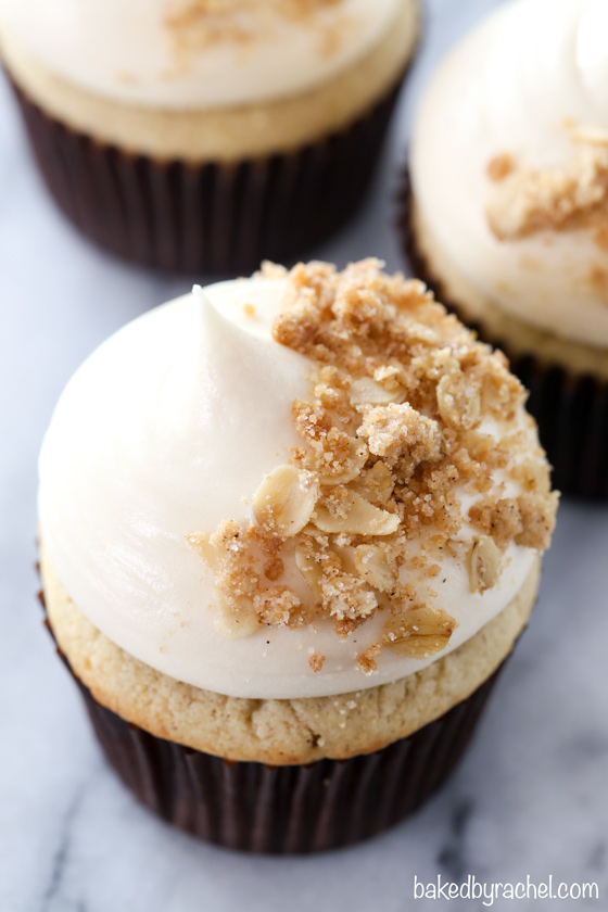Moist and fluffy homemade spiced apple crisp cupcakes with fresh apple pie filling, caramel cream cheese frosting and crunchy cinnamon oatmeal crisp topping recipe from @bakedbyrachel
