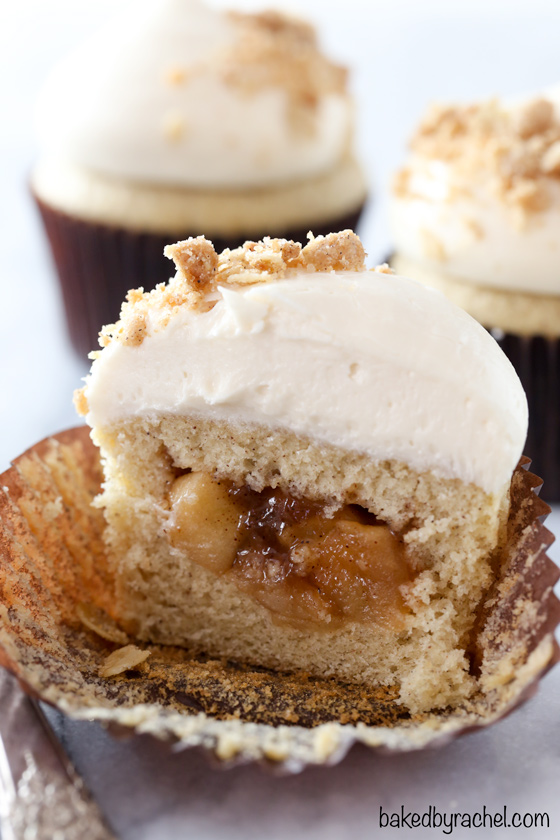 Moist and fluffy homemade spiced apple crisp cupcakes with fresh apple pie filling, caramel cream cheese frosting and crunchy cinnamon oatmeal crisp topping recipe from @bakedbyrachel