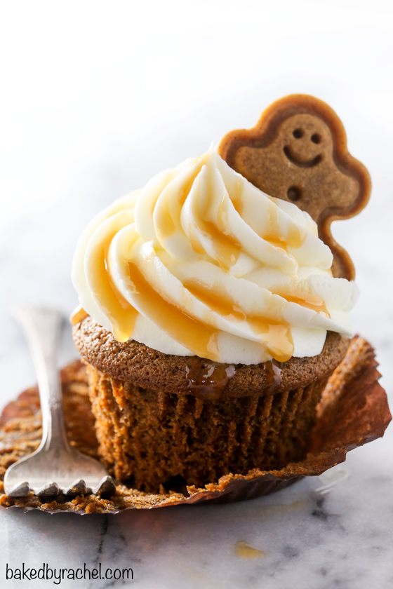 Moist and fluffy homemade gingerbread latte cupcakes with silky cream cheese frosting and caramel drizzle! Recipe from @bakedbyrachel A fun and festive dessert to whip up for the holidays!
