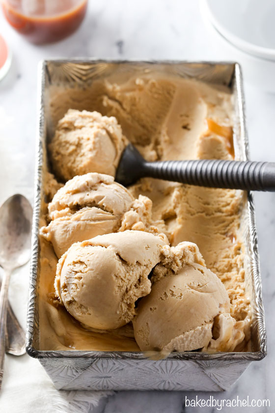 Creamy homemade caramel apple ice cream recipe from @bakedbyrachel A must make Fall dessert! 