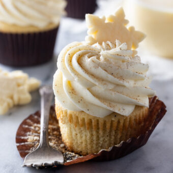 Moist and fluffy homemade spiced eggnog cupcakes with eggnog buttercream frosting recipe from @bakedbyrachel A touch of nutmeg and rum extract give these cupcakes an extra special boost in flavor. A must make treat for any holiday party.