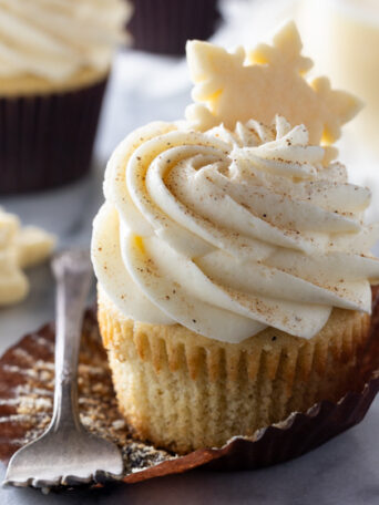 Moist and fluffy homemade spiced eggnog cupcakes with eggnog buttercream frosting recipe from @bakedbyrachel A touch of nutmeg and rum extract give these cupcakes an extra special boost in flavor. A must make treat for any holiday party.